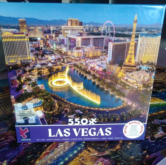 Las Vegas 550 pieces Ceaco jigsaw puzzle - Picture 2 of 3